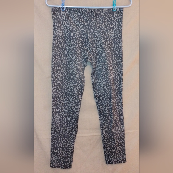 SPANX SLIMMING LEGGINGS ~ SIZE XL ~ BLUE & GRAY LEOPARD PRINT ~ HIGH WAISTED - Picture 2 of 8